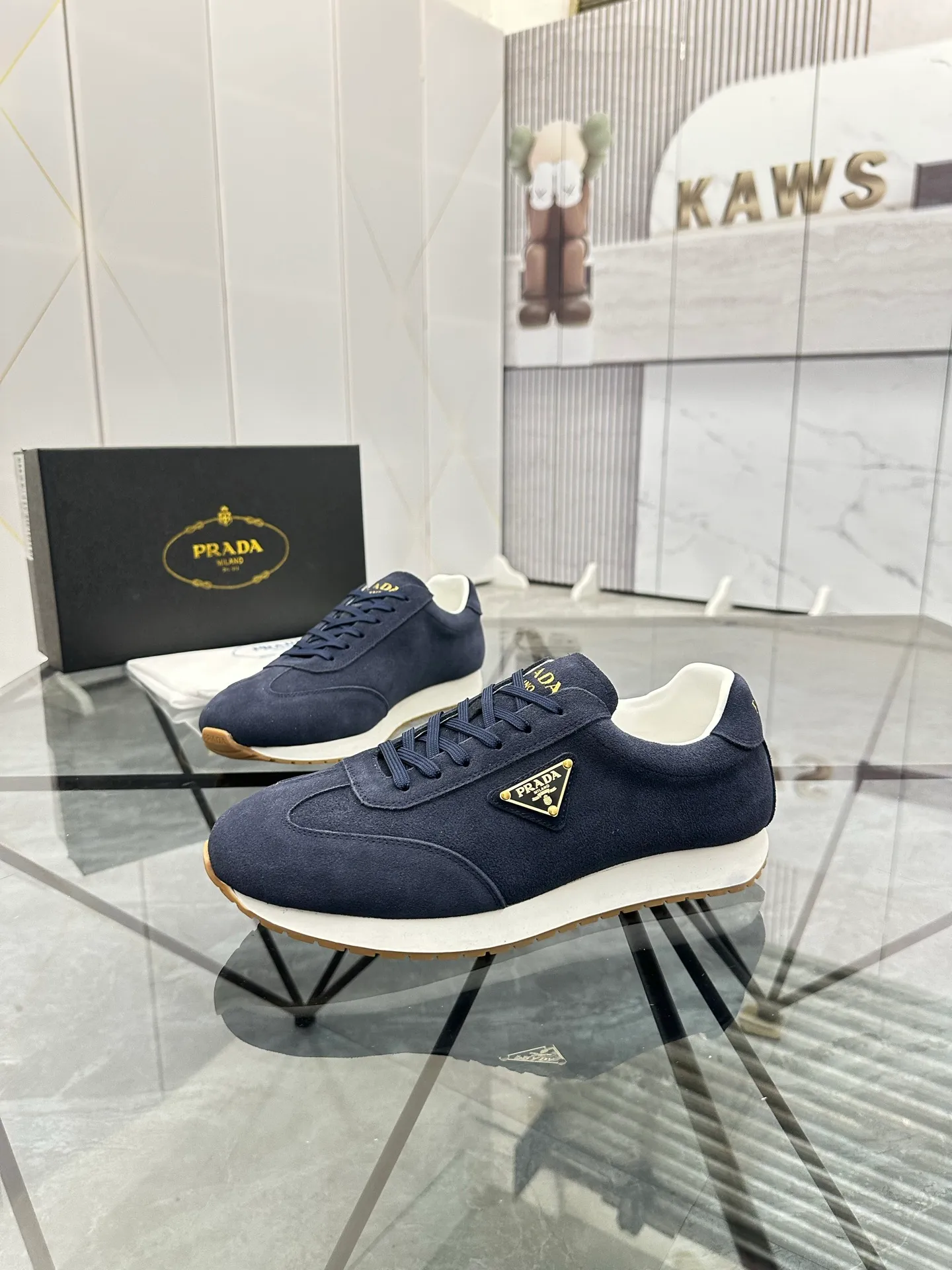 Men's shoes: 💰P420¥ Product trademark: Prada *"Prada*" low-top casual shoes Regular size: 38-44 (can be customized to 45) Product materials: imported nubuck leather upper, sheepskin lining, original outsole. Number: 020